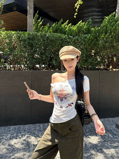 NA+ 嘻痞辣妹十字愛心印花不規則斜肩上衣 白