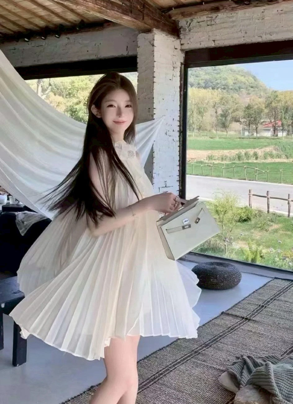 Na+ 飄逸立體壓折荷葉短洋裝