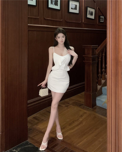 Na+ 香氛白茶 荷葉顯瘦細肩連身包臀裙 白/黑