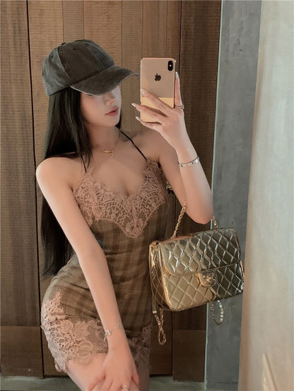 Na+ 玩惡女孩 酷甜蕾絲拼接粉格紋連身裙