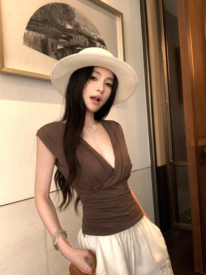 NA+ 復古著迷低V交錯修身咖色上衣