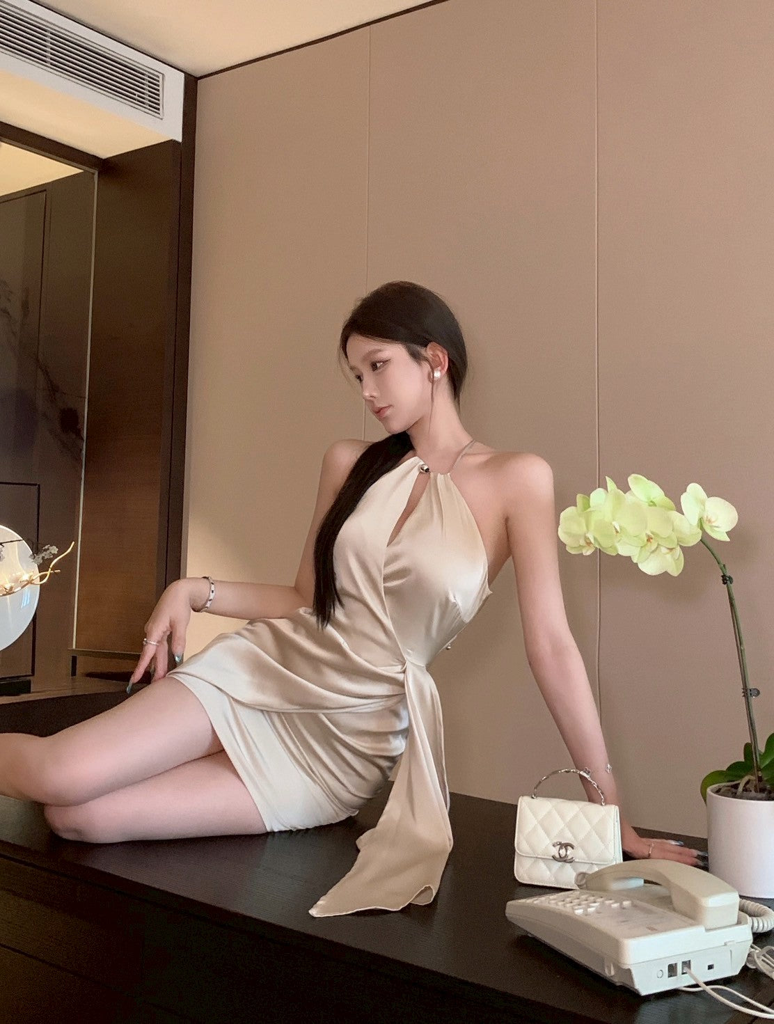 NA+ 獵殺極品高級掛脖繫帶緞面連身裙 杏