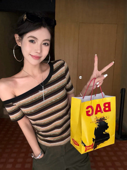 Na+ 原宿辣妹 斜肩復古漸變咖色橫紋上衣