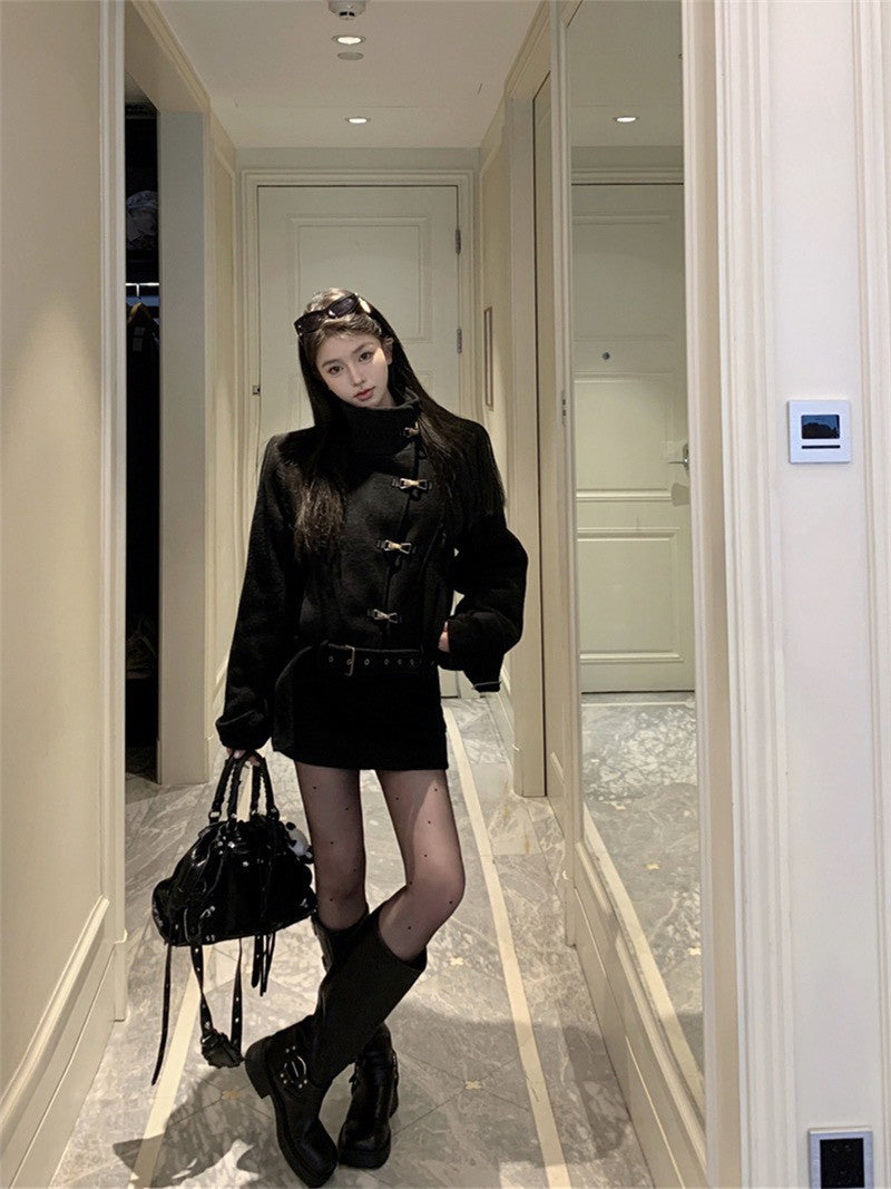 NA+ 締造千金溫暖毛呢側釦立領外套 黑/紅