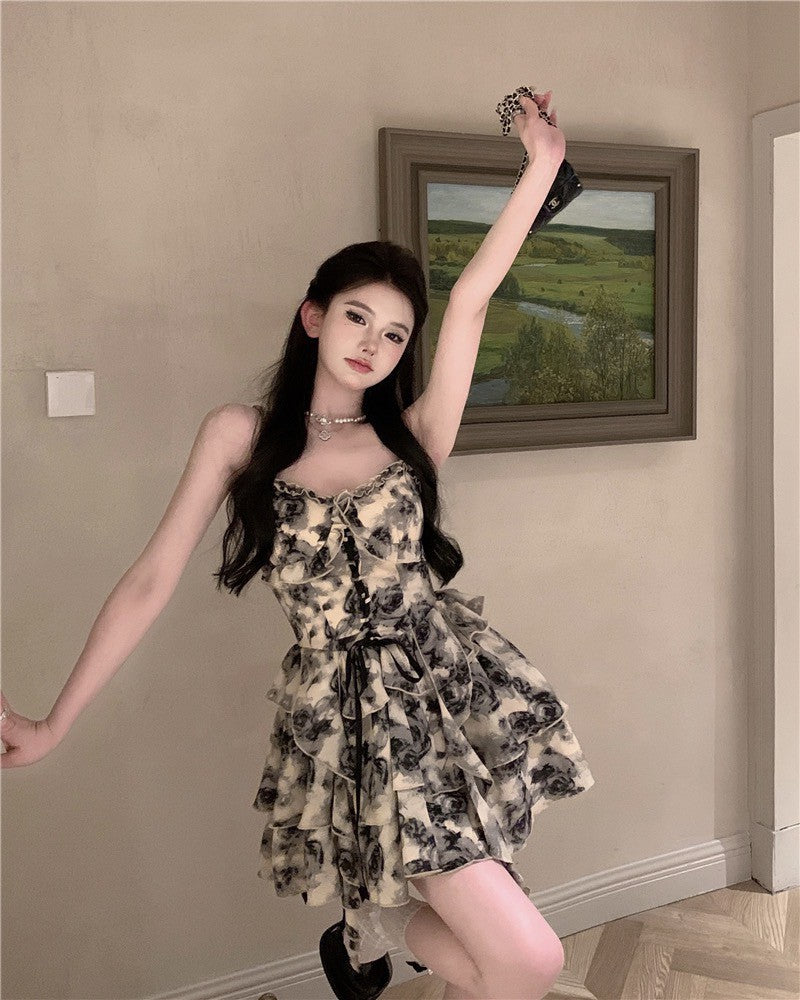 Na+ 復古玫瑰抽繩收腰馬甲蛋糕連身裙 黑印花