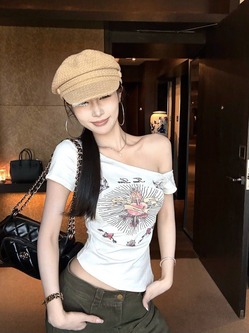 NA+ 嘻痞辣妹十字愛心印花不規則斜肩上衣 白