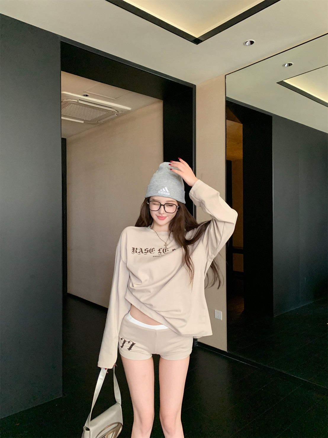 NA+ 居家Find out寬鬆字母上衣 拼接緊身短褲 奶茶色