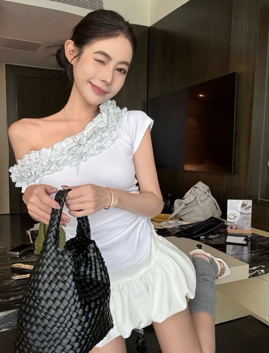 NA+ 簡約斜肩立體花邊拼接上衣 白/藏青