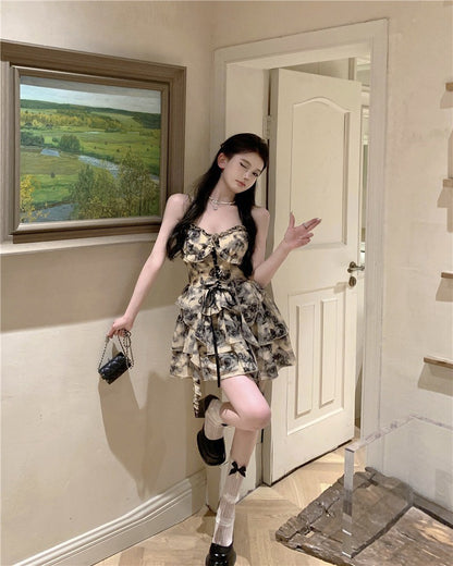 Na+ 復古玫瑰抽繩收腰馬甲蛋糕連身裙 黑印花