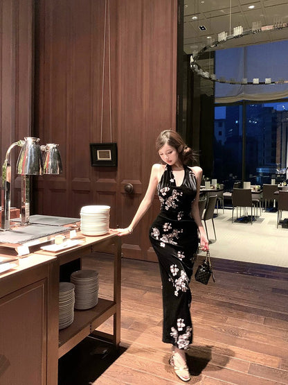 NA+ 晚意天香V領修身絲絨印花連身裙