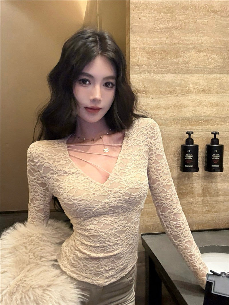 NA+ 性感突擊純慾蕾絲花繡V領縷空打底衣 杏/黑