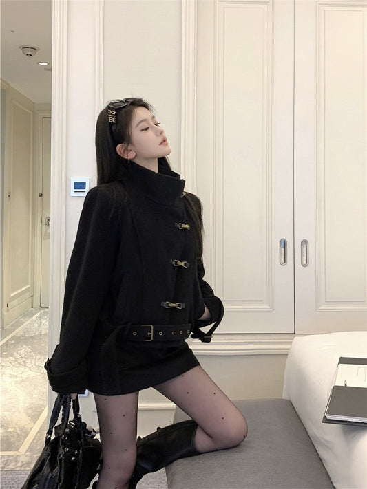 NA+ 締造千金溫暖毛呢側釦立領外套 黑/紅