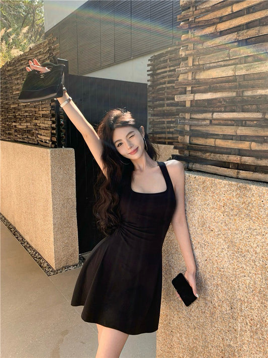 NA+ 簡約方領後蕾絲縷空收腰連身裙