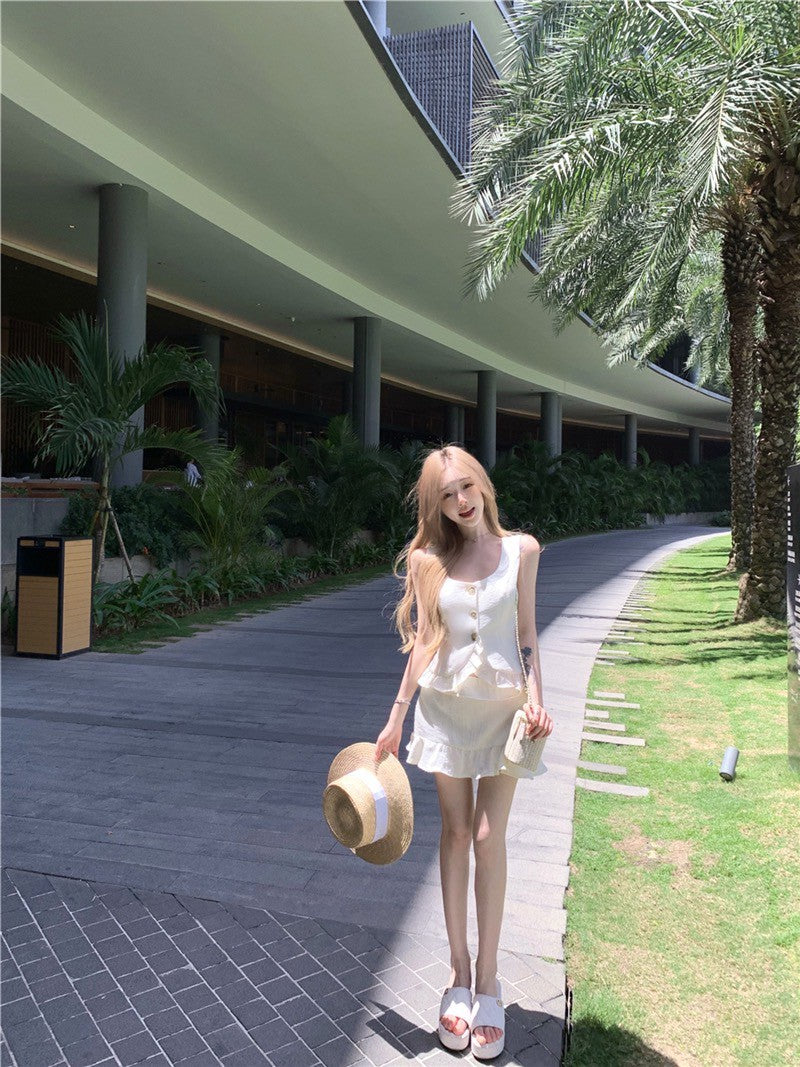 Na+ 荷葉圓舞曲 肌理鈕扣收腰馬甲 花苞半身裙 米