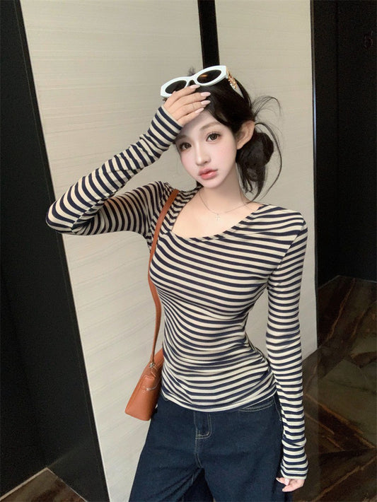 NA+ 慵懶簡約不規則露肩上衣 條紋/純黑