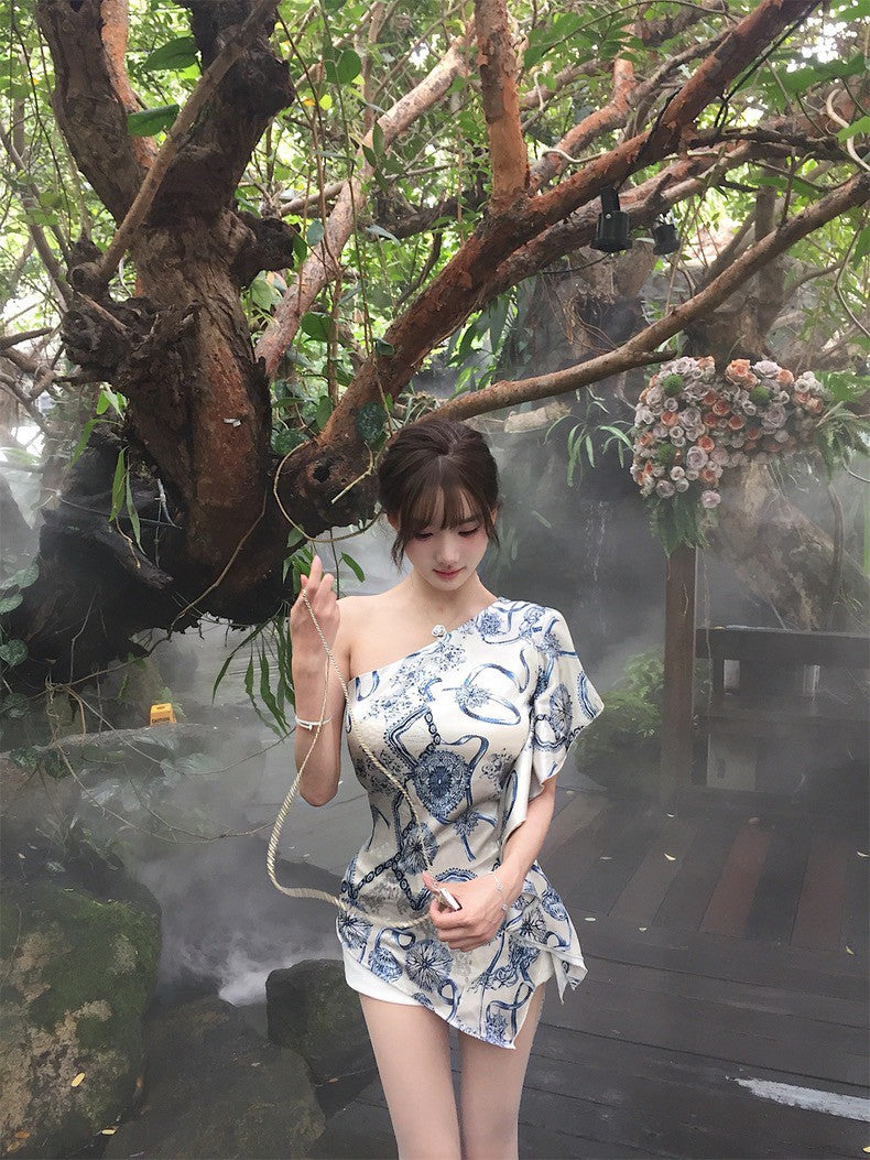 NA+ 古董千金矜貴印花斜領連身裙