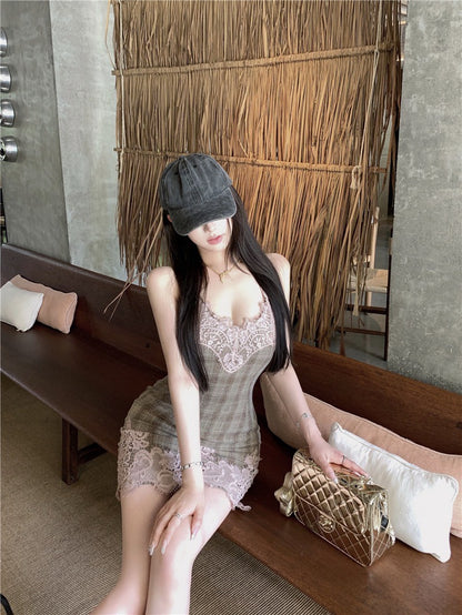 Na+ 玩惡女孩 酷甜蕾絲拼接粉格紋連身裙