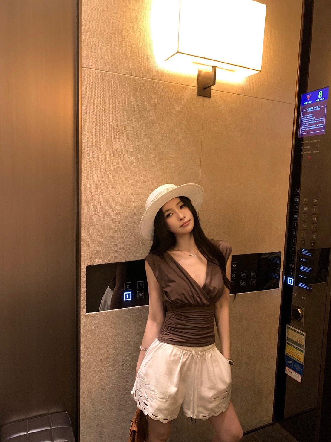 NA+ 復古著迷低V交錯修身咖色上衣