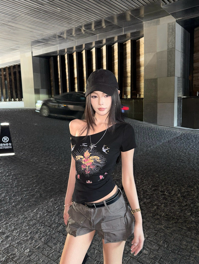 NA+ 嘻痞辣妹十字愛心印花不規則斜肩上衣 黑/卡其