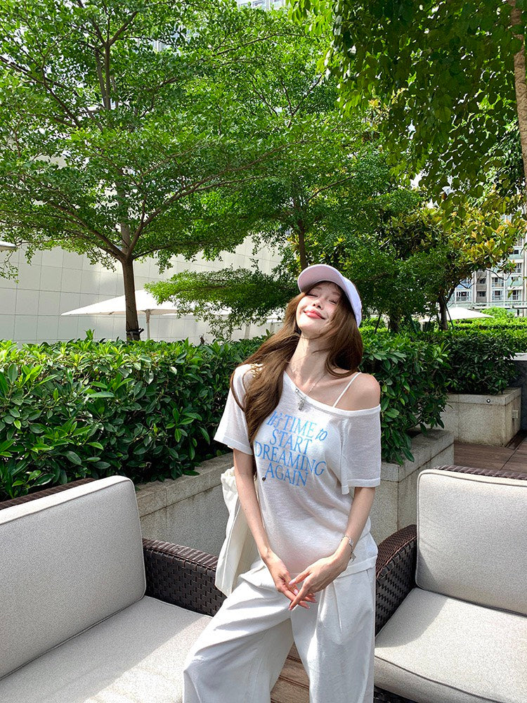 NA+ 百搭休閒斜肩透視字母上衣