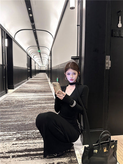 NA+ 基礎百搭V領飄帶修身黑色連衣裙