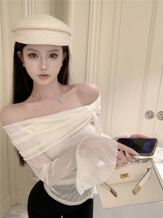 Na+ 高級楓葉肌理不規則一字領喇叭袖上衣 杏色/卡其