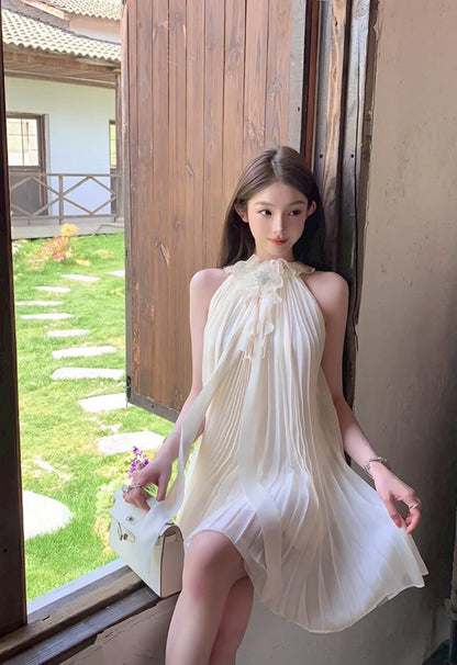 Na+ 飄逸立體壓折荷葉短洋裝