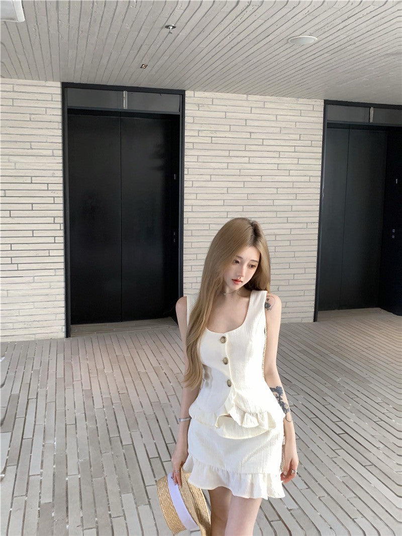 Na+ 荷葉圓舞曲 肌理鈕扣收腰馬甲 花苞半身裙 米