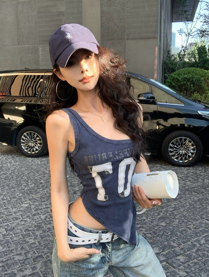 NA+ 視覺主控美式印花單肩不規則剪裁背心 藍/黑