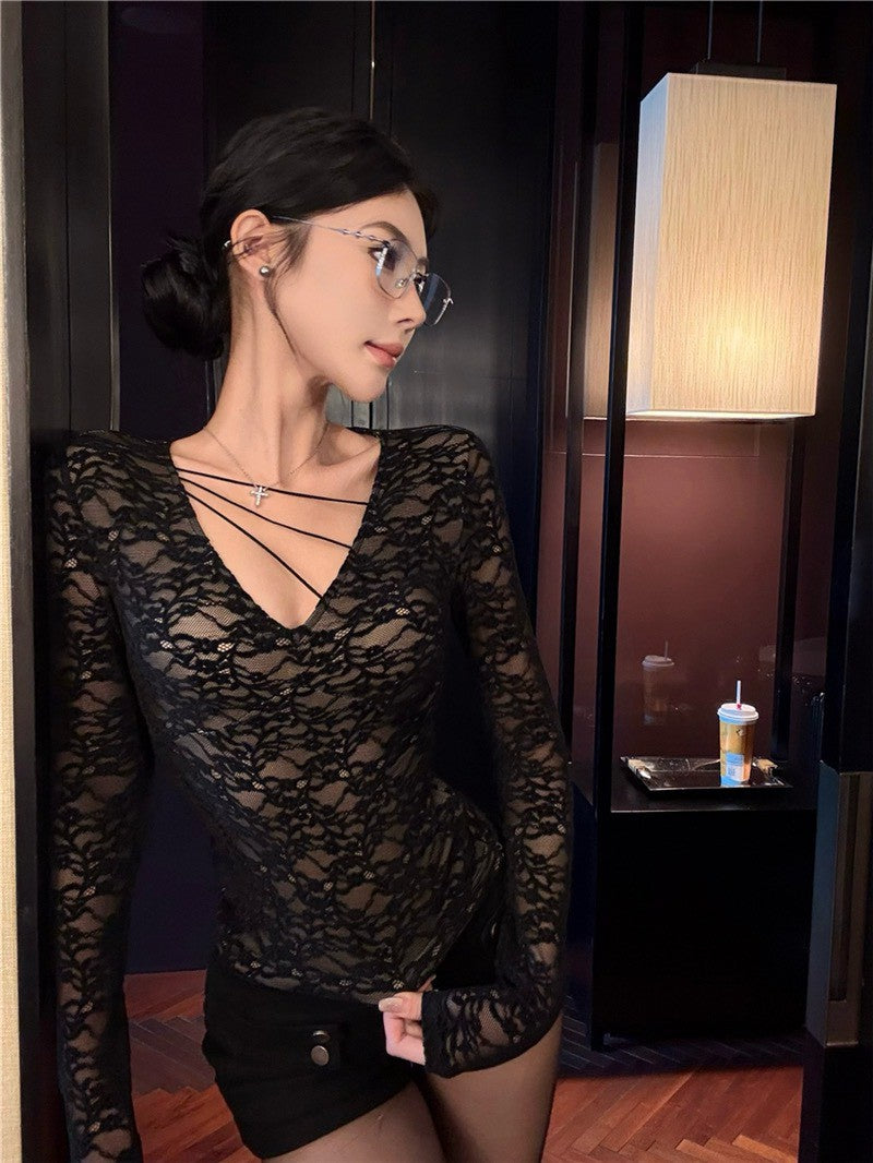 NA+ 性感突擊純慾蕾絲花繡V領縷空打底衣 杏/黑