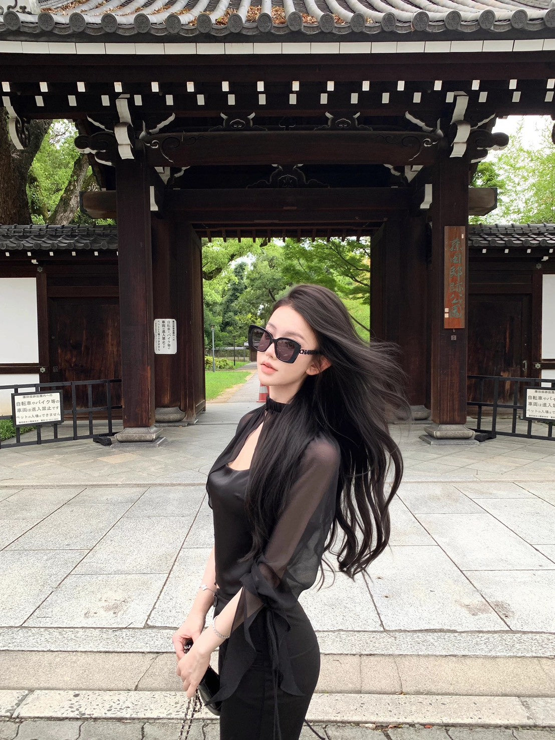 NA+ 神秘嘉柏麗斗篷透視披肩緞面背心套裝