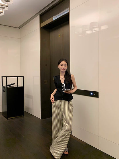 ''Na+''高知識分子穿搭 簡約V領針織馬甲 直條休閒褲
