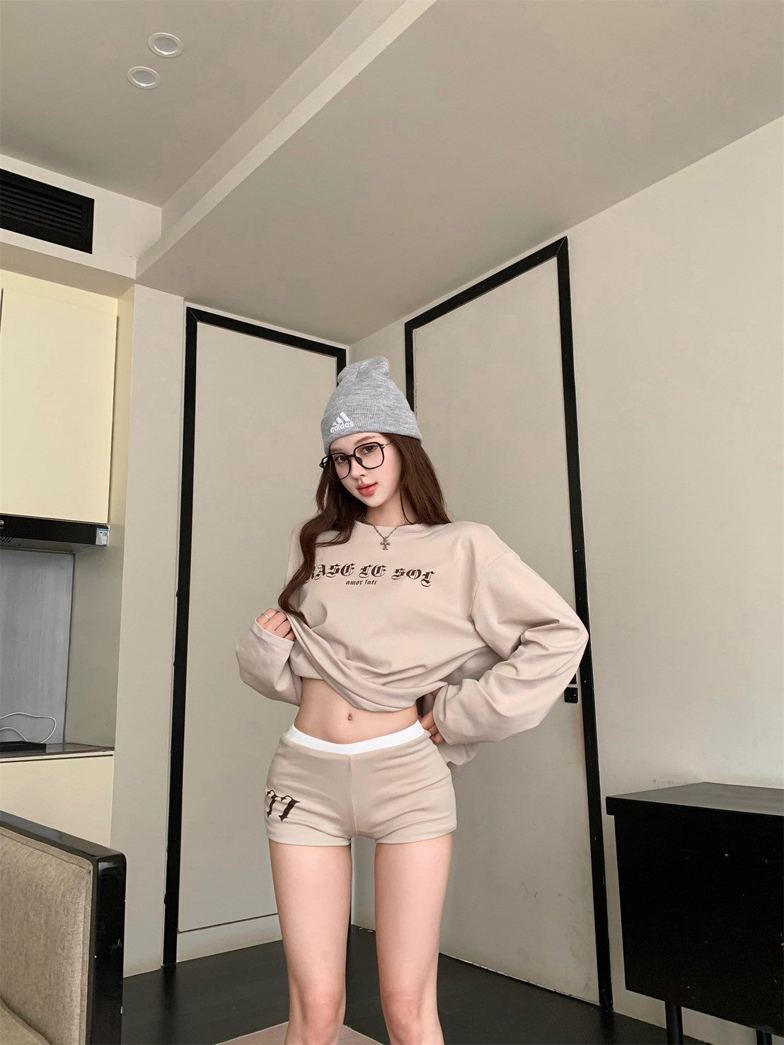 NA+ 居家Find out寬鬆字母上衣 拼接緊身短褲 奶茶色