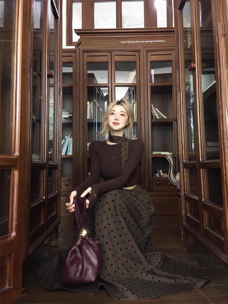 ''Na+''名貴老錢 燙鑽彈力短款咖色上衣 波點A字裙