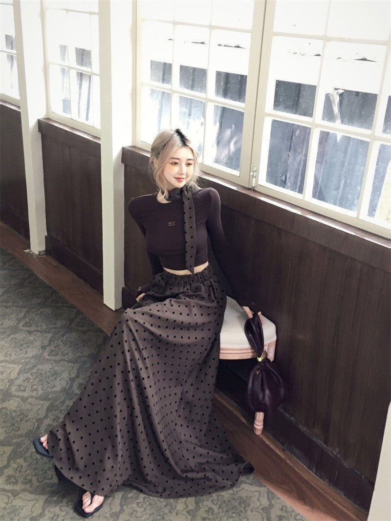 ''Na+''名貴老錢 燙鑽彈力短款咖色上衣 波點A字裙