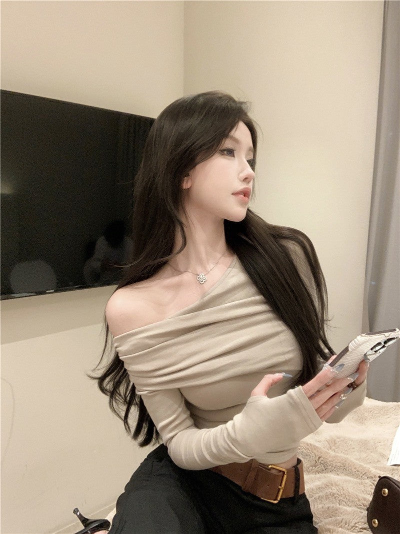 ''Na+''氣質溫柔 斜肩打摺修身卡色長袖上衣 中低腰黑色休閒褲