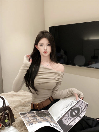 ''Na+''氣質溫柔 斜肩打摺修身卡色長袖上衣 中低腰黑色休閒褲