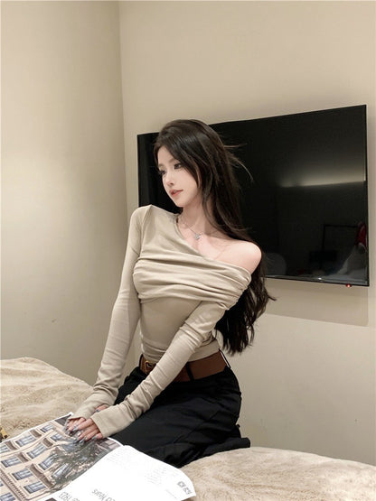 ''Na+''氣質溫柔 斜肩打摺修身卡色長袖上衣 中低腰黑色休閒褲