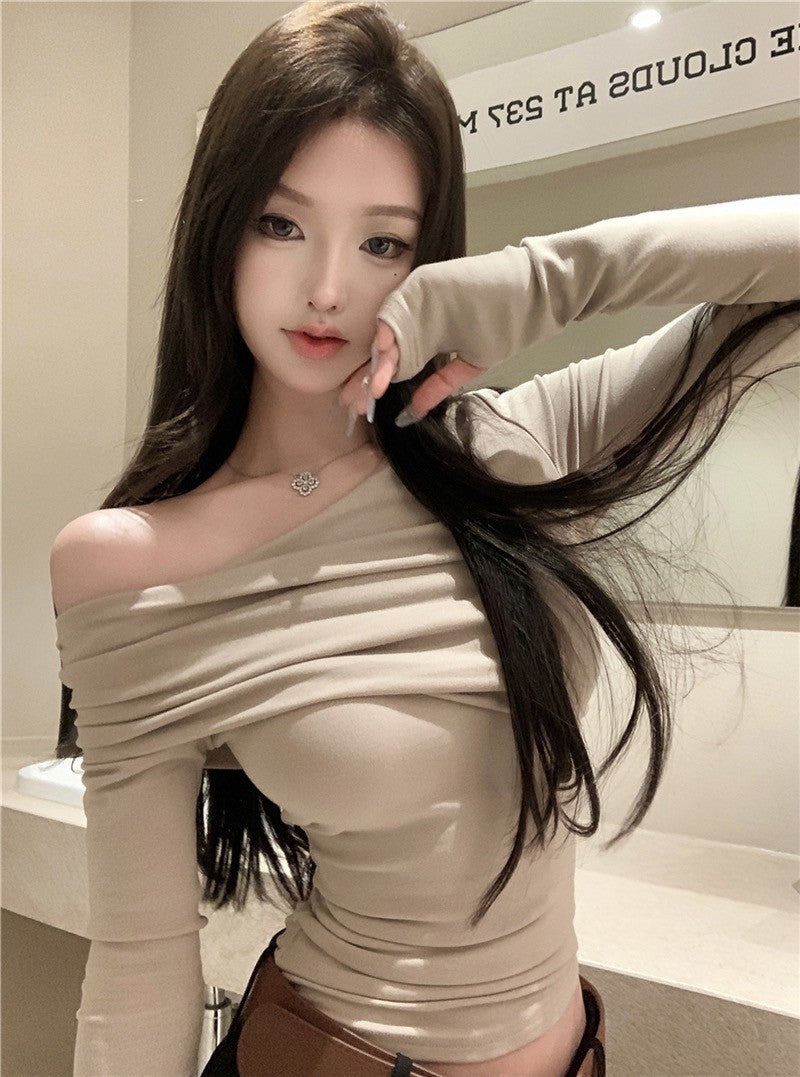 ''Na+''氣質溫柔 斜肩打摺修身卡色長袖上衣 中低腰黑色休閒褲