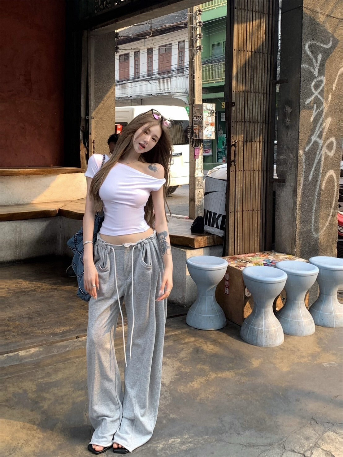 NA+ 想要每天穿 休閒顯瘦斜領上衣/灰色抽繩垂垂褲