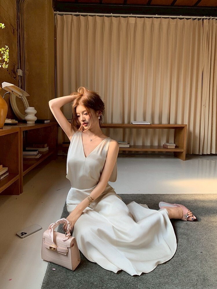 NA+ 辦公通勤outfit 簡約質感緞面垂領連身裙 杏