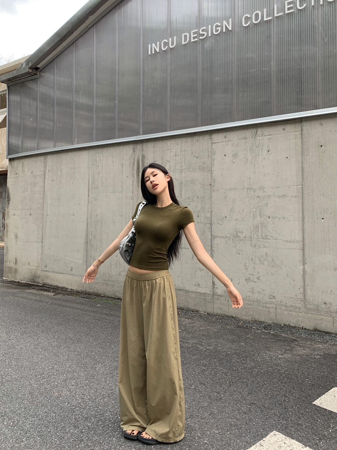 NA+ 美式修身軍綠彈力上衣/卡其鬆緊休閒褲