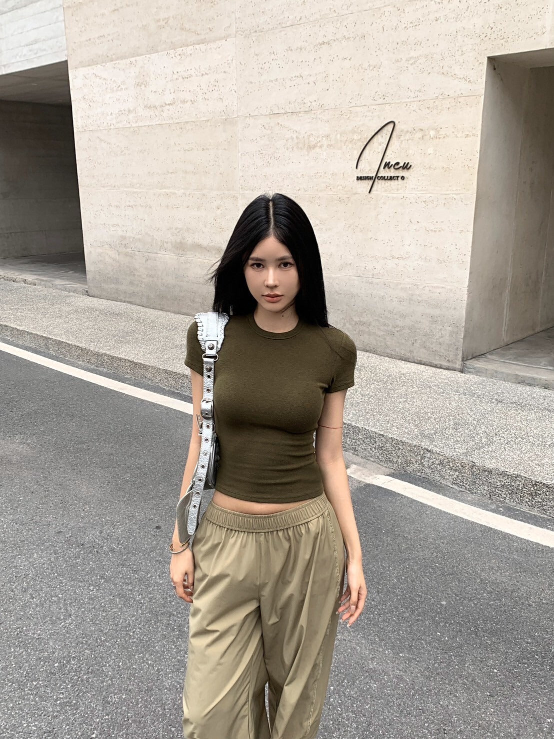 NA+ 美式修身軍綠彈力上衣/卡其鬆緊休閒褲